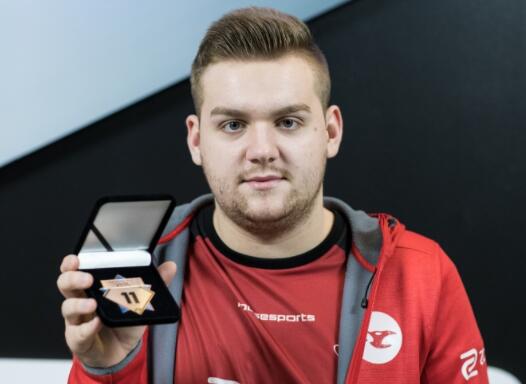 LPL 官方年度回顾： Xiaohu 的“手势舞”， Danny 的第二名，BLG遗憾成为亚军